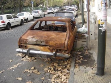 Crece la presencia de autos abandonados en la Ciudad