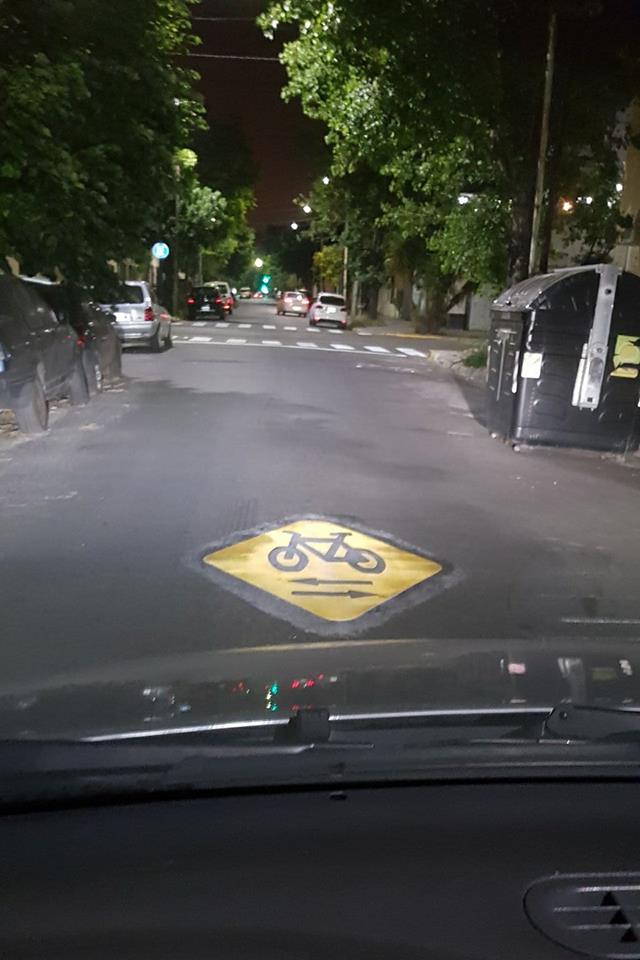Prohíben estacionar vehículos en la calle Víctor Hugo en el tramo donde el gobierno quiere realizar la ciclovía