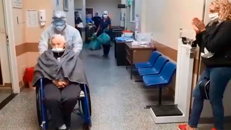 Emoción y aplausos en el Hospital Vélez Sarsfield: Nelly, de 94 años, fue dada de alta de coronavirus