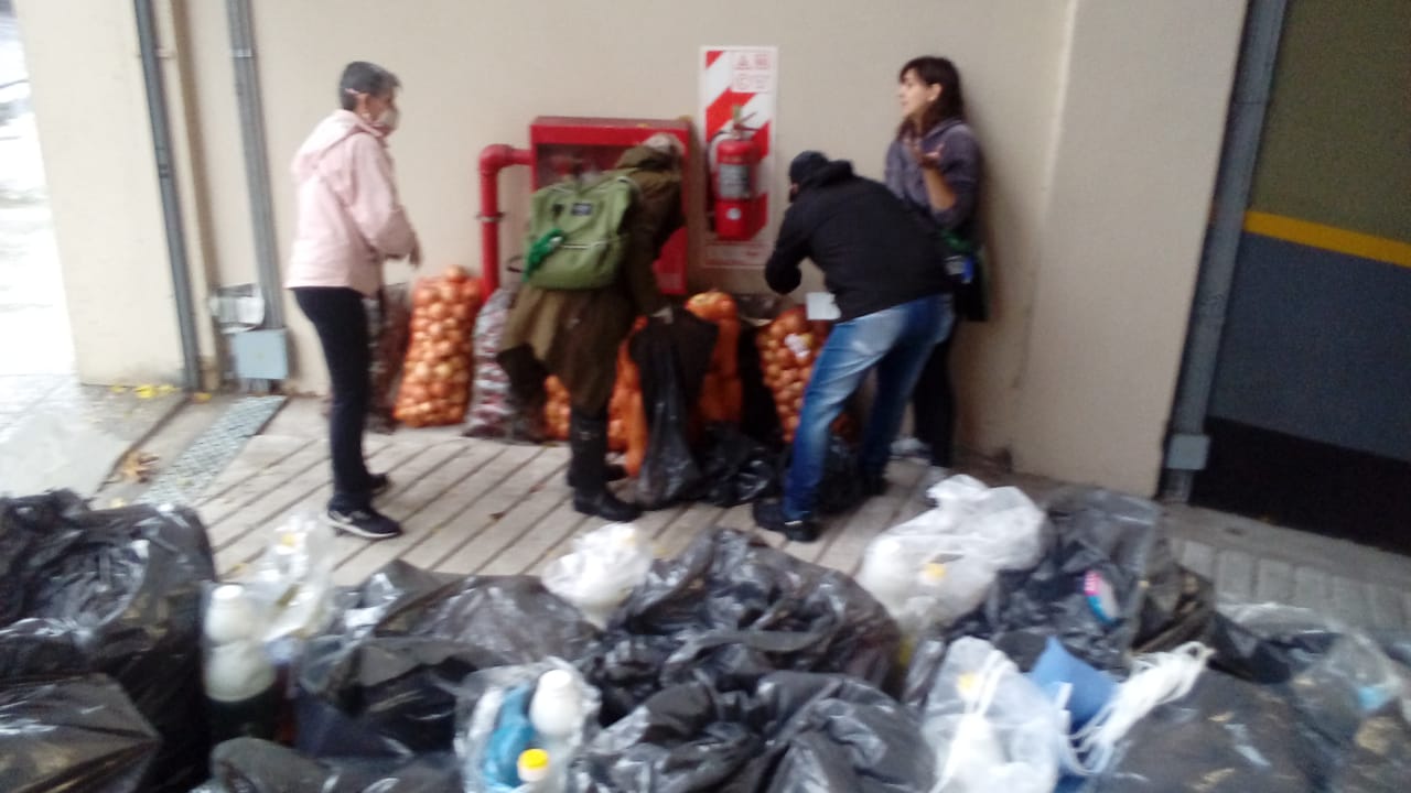 La comunidad del Yrurtia entregó alimentos y productos de higiene para reforzar las insuficientes viandas del GCBA