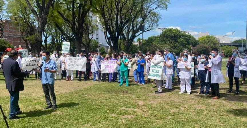 Protesta en el Hospital Vélez Sarsfield: el personal de salud salió a la calle para exigir más recursos humanos y aumento salarial