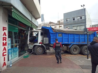 Accidente en Villa Real: Un camión chocó con un colectivo y se incrustó en una farmacia