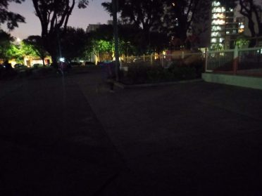 La Plaza Don Bosco cumple un mes sin luz y convocan a una protesta con velas para el viernes