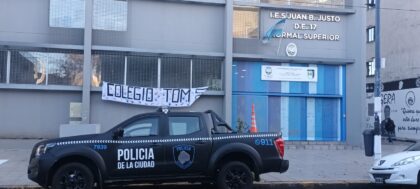 Toma en el IES Juan B. Justo y amedrentamiento policial