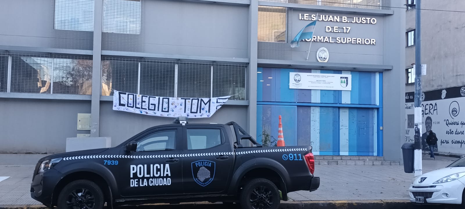 Toma en el IES Juan B. Justo y amedrentamiento policial