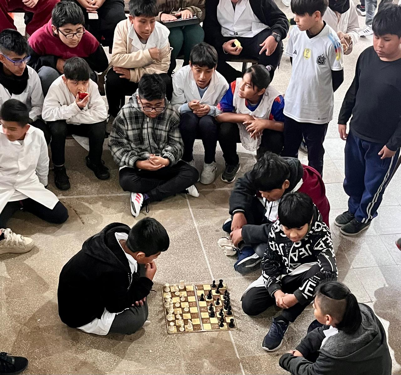Jaque mate en los recreos de la 24 | Alumnos organizaron un campeonato de ajedrez en la escuela Padre Castañeda