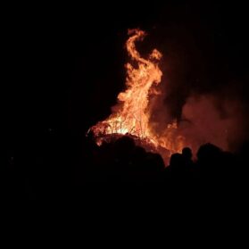 Quemar las miserias | Se realiza la Fogata de Parque Avellaneda, una celebración popular a cielo abierto