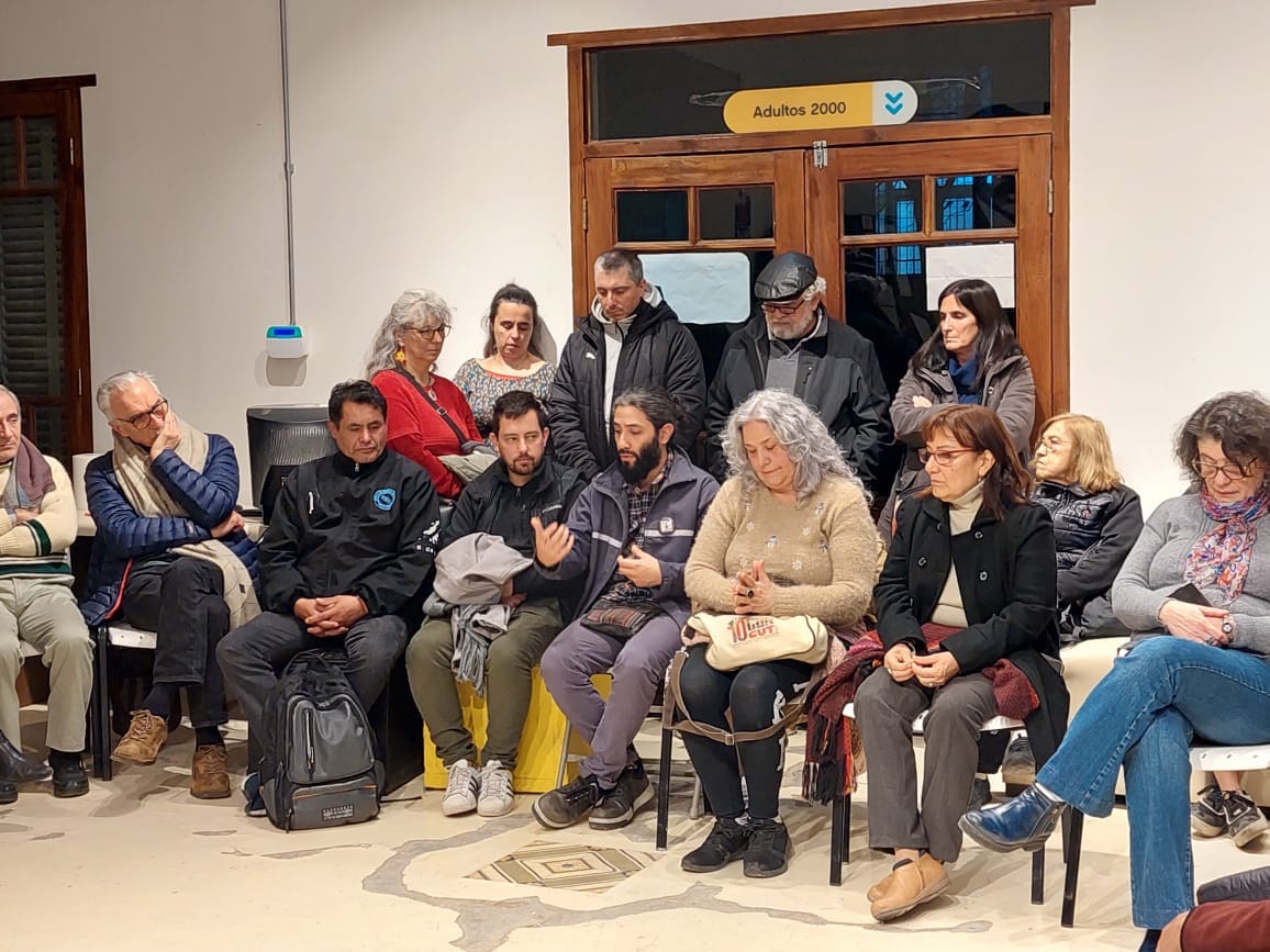 «Floresta en defensa de la Educación y la Memoria” | Abrazo a la Casona del Corralón, contra el desmantelamiento del programa Adultos 2000
