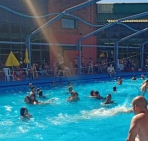 Floresta: Abrió la temporada 2026 en la pileta del «Polideportivo Pomar»