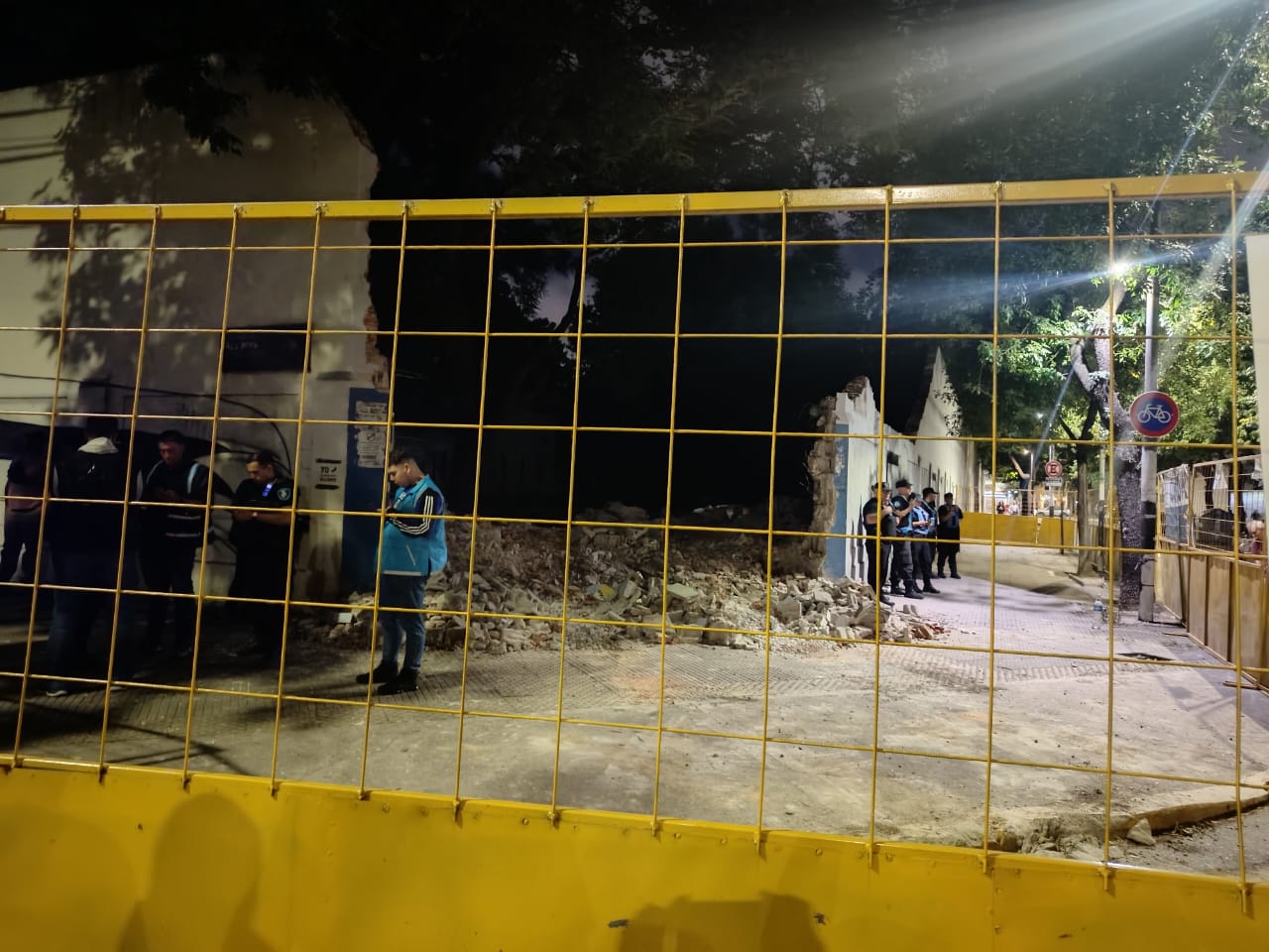 Tiraron una pared del Ex Hogar Rocca sin avisar a la Junta Comunal y sin información oficial | Vecinos se manifestaron