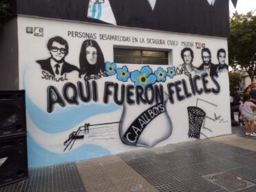 Memoria activa en Floresta | Con José Agustín Potenza, se completó el mural de los desaparecidos de All Boys