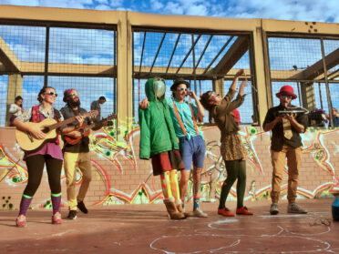 Circo y aventura en Floresta: llega “Viajeras del Equilibrio” a Plaza Banderín