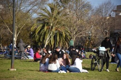 «Vía libre para privatizar plazas» | ¿ Qué hay detrás de la «Ley Hojarasca» que aprobó el gobierno de la Ciudad?