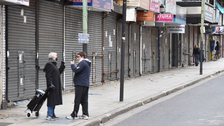 Avenida Avellaneda resiste la crisis mientras crecen los locales vacíos en la Ciudad