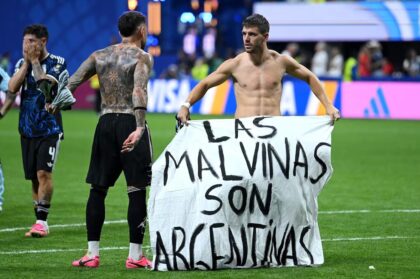 Un vecino de Villa Luro, clave para que la bandera de Malvinas llegara a la Selección Argentina tras la victoria ante Inglaterra