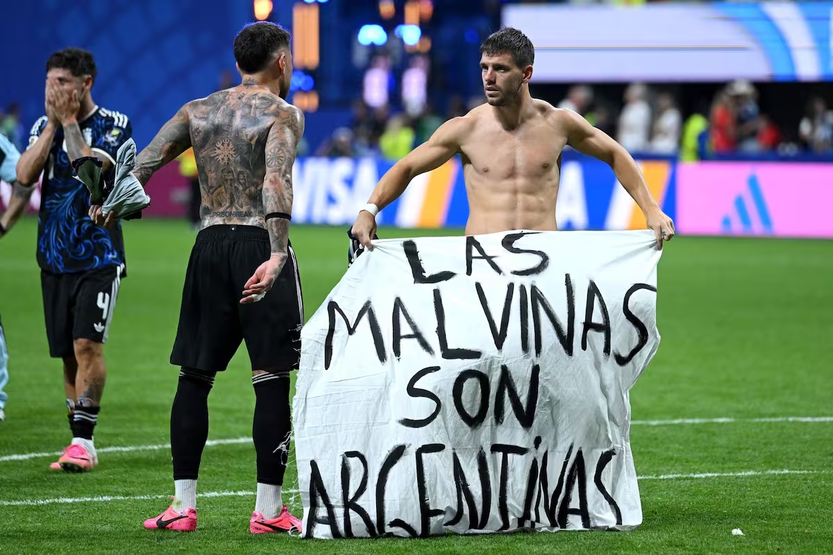 Un vecino de Villa Luro, clave para que la bandera de Malvinas llegara a la Selección Argentina tras la victoria ante Inglaterra