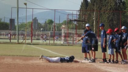 Béisbol en la Comuna 10: realizan una rifa para costear el viaje de Milena al Panamericano Sub 12